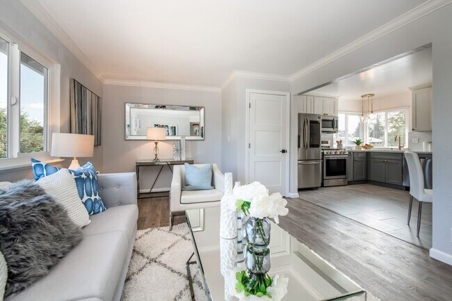 living room / kitchen - 747 Calla Dr