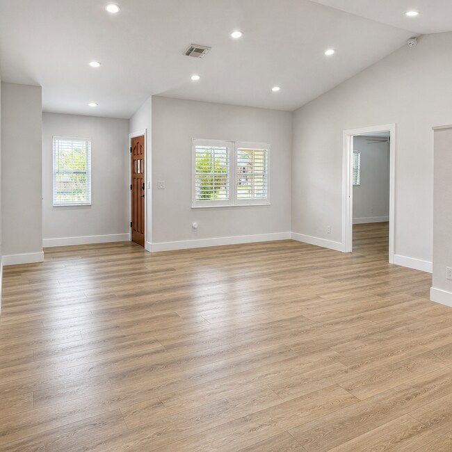 Building Photo - Updated 2/2/1 Home in Northeast St. Petersburg!
