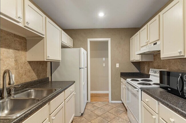 Foto del edificio - Located in the heart of Brookside, this inviting home sits on a spacious, fully fenced corner lot.