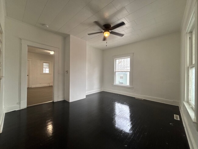 Building Photo - 4 bedroom 2.5 bath remodeled home availabl...