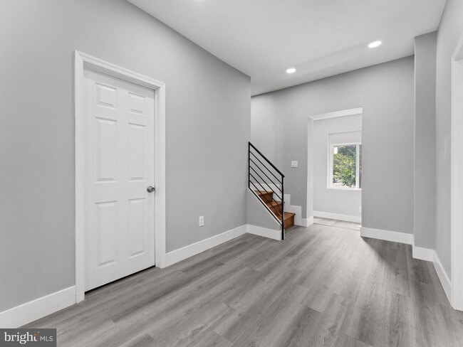 Building Photo - 9 N Front St