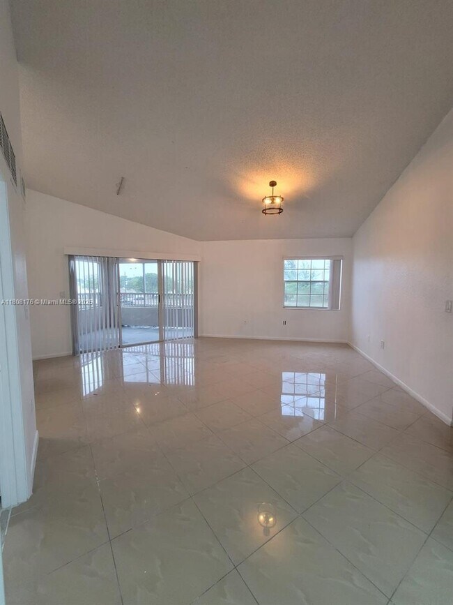 Building Photo - 2881 N Oakland Forest Dr