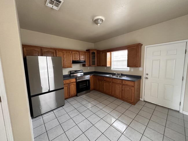 Building Photo - 2038 Lindburgh Cir
