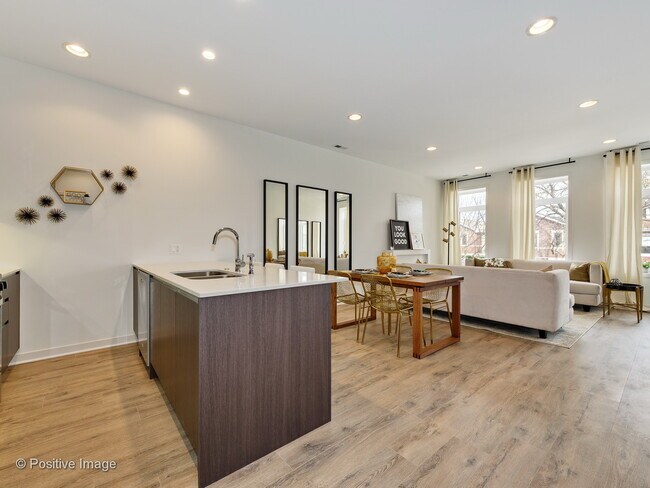 Foto del edificio - 2116 N Natchez Ave