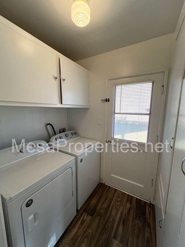 Building Photo - 1636 Elmcrest St