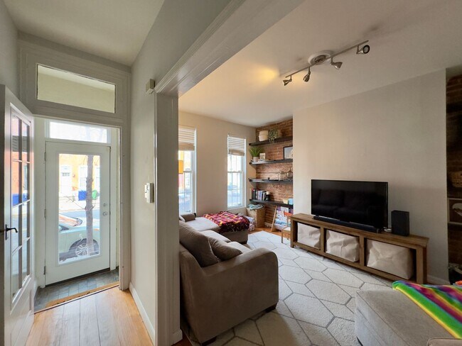 Foto del edificio - Charming 2-Bedroom Townhome with Fenced Ya...