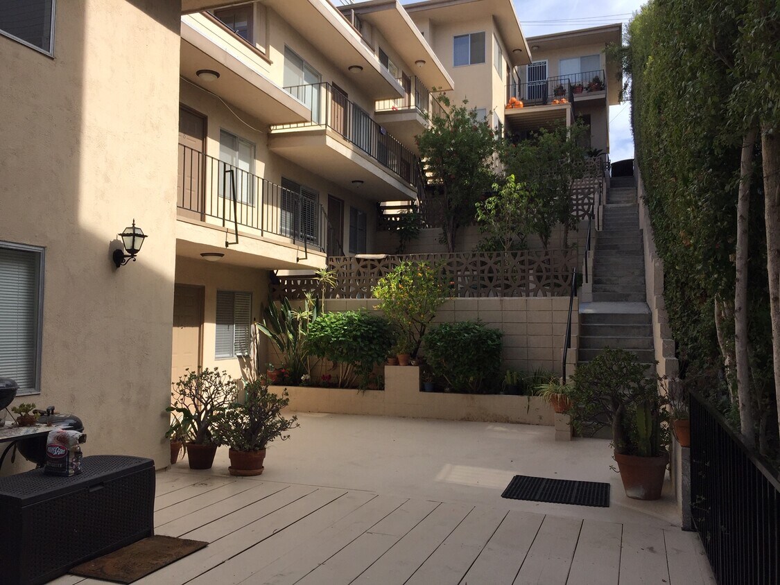 Side Courtyard - 840 Haverford Ave