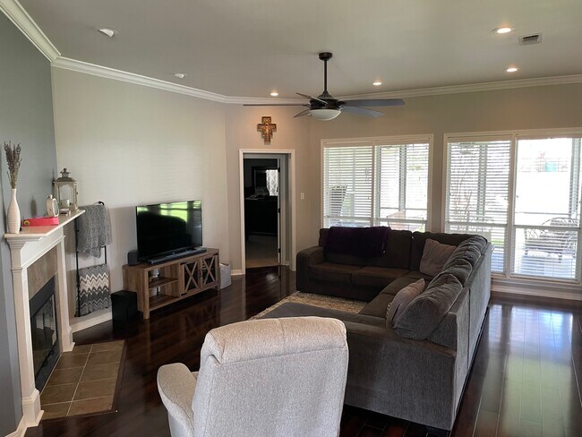 Foto del edificio - 644 Spring Branch Dr