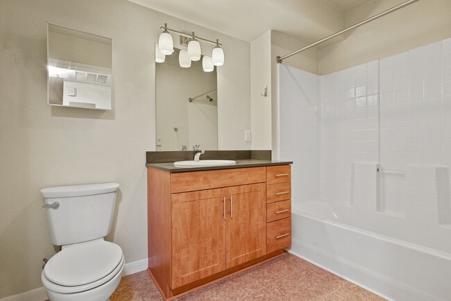 Baño espacioso y encantador con pisos de baldosas - Avenue Heights Apartments Building 1