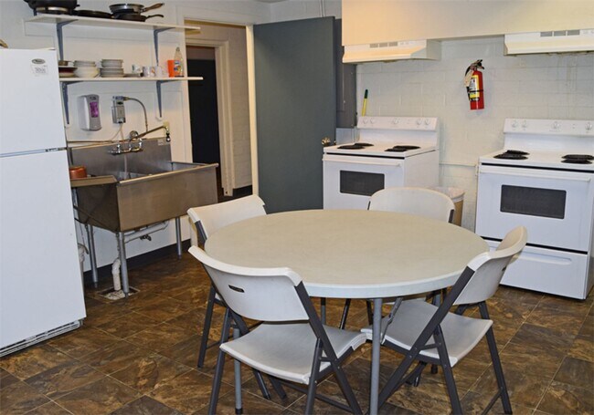Foto del edificio - Hospital Corridor: Free Laundry and Off St...