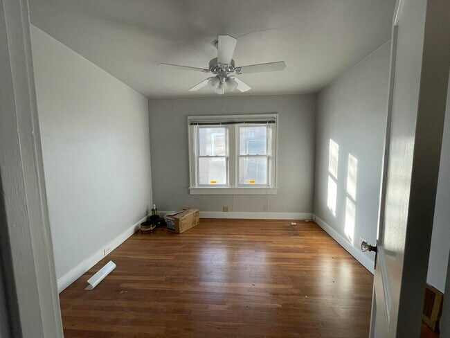 Building Photo - 405 Vassar Dr SE