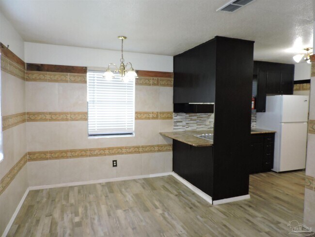 Foto del edificio - 9610 Bowman Ave