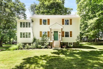 Building Photo - 4 Quaker Rd