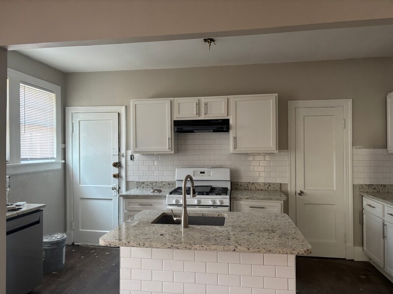 Foto principal - 665 E Pkwy S