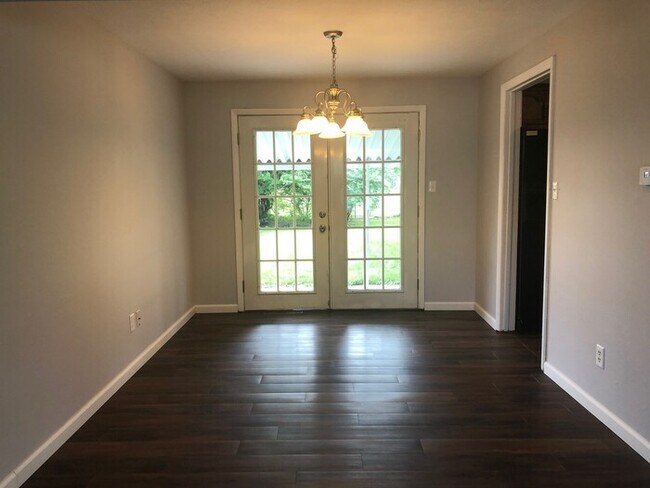 Building Photo - Spacious 4 bedroom home!