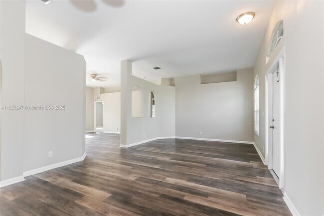 Building Photo - 241 SW S Quick Cir