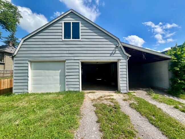 Building Photo - 4 Bedroom 2 Bathroom Fenced Moline Home