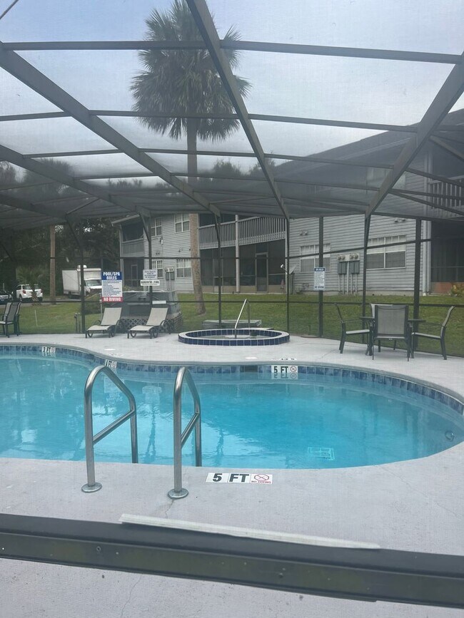 Building Photo - Wonderful remodeled Waterfront Condo == Great I-4 location with Community Pool