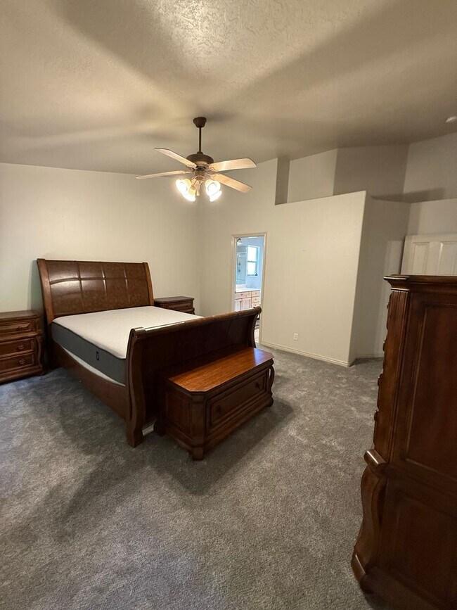 Building Photo - Partially Furnished 3 Bedroom Home with Co...