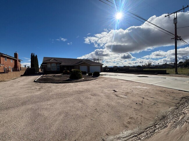 Foto del edificio - COMING SOON! 4-Bedroom Single-Story Home with Solar & RV Parking