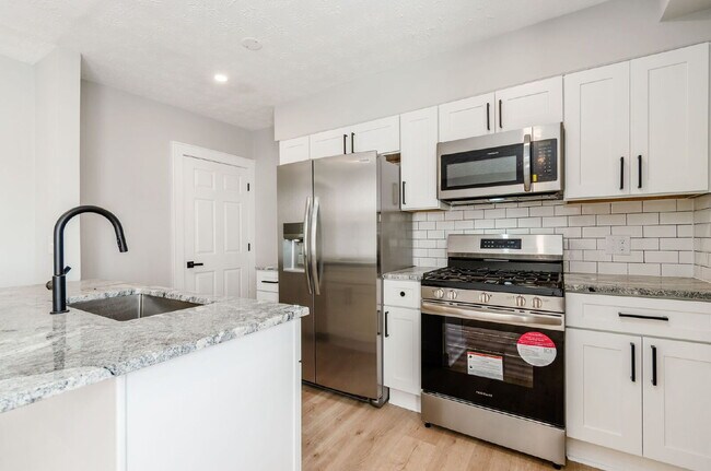 Foto del edificio - 2 Bedroom - Beautifully renovated, modern townhome close to downtown Columbus!