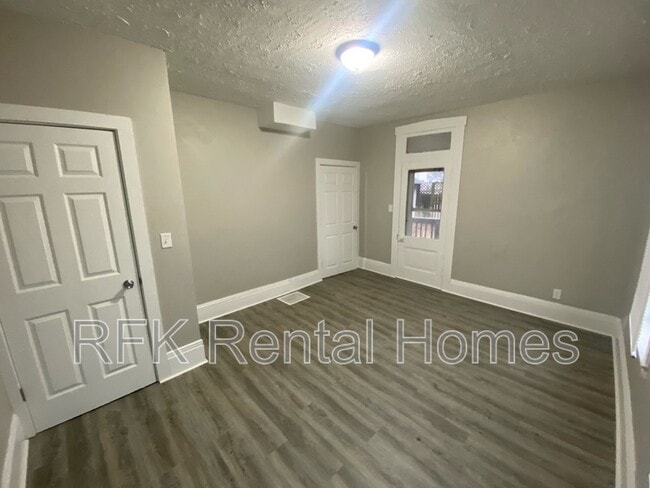 Building Photo - 108 N 6th St