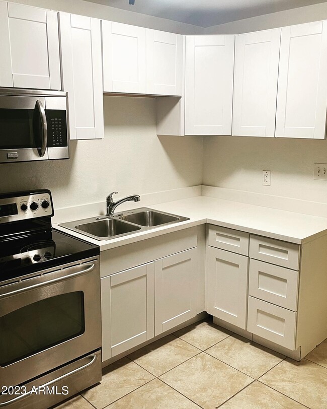 Building Photo - 1350 E Sahuaro Dr