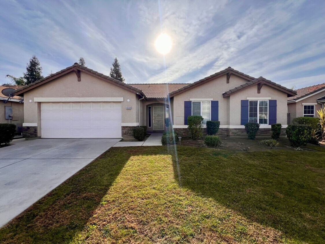 2,295 Fowler & Ashlan, 4 bedroom E Hamp... House Rental in Fresno