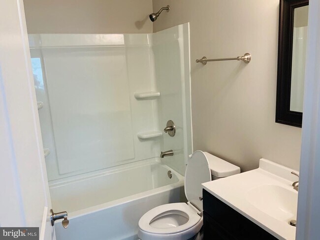 Foto del edificio - 2 BEDROOM BASEMENT UNIT