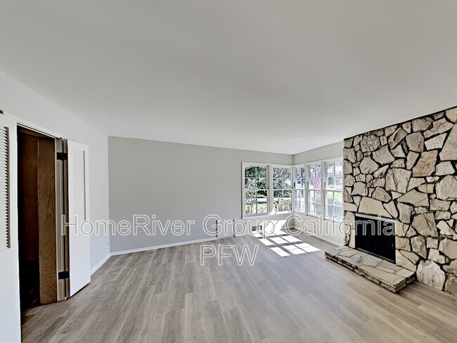 Foto del edificio - 2431 Sleepy Hollow Dr