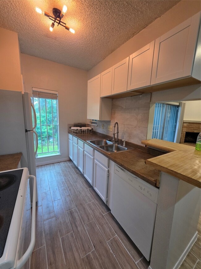 Building Photo - 8334 Jorine Dr