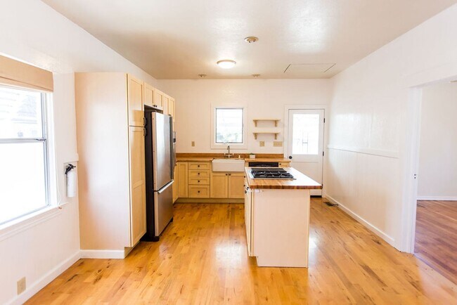 Building Photo - Charming 2 Bedroom House with Expansive Wo...
