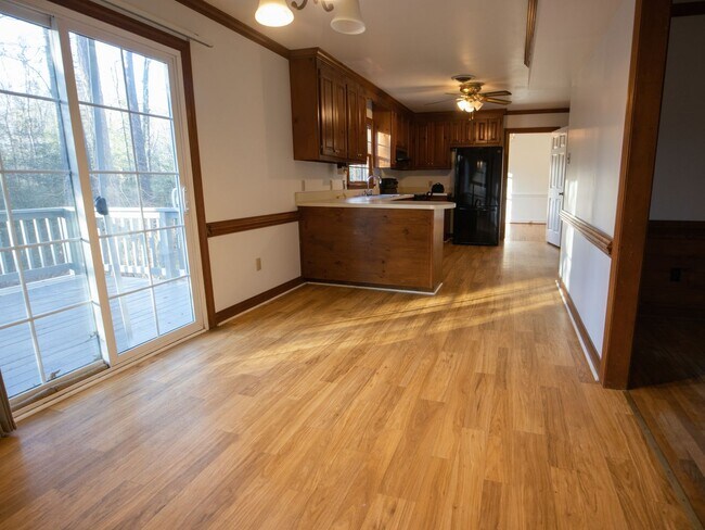 Foto del edificio - -- ACT FAST!  HUGE 4 BEDROOM 2.5 BATH GLEN ALLEN HOME --