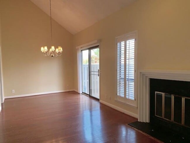 Foto del edificio - Tucked away in a quiet community with only one entrance and no through-traffic.