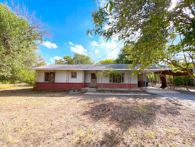 Building Photo - 0.67 Acre Single Story 3 Bedrooms 1 Bathro...