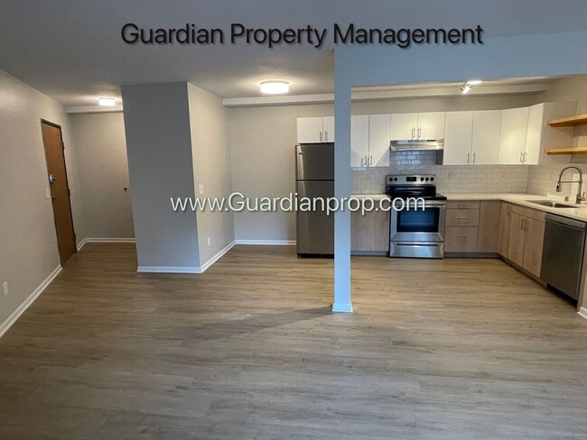 Building Photo - Champlin Main Floor Renovated Apartment, D...
