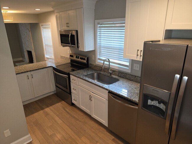 Building Photo - Charming 2-bedroom, 1-bath duplex unit