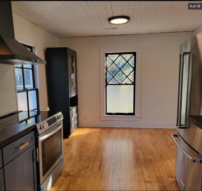 Building Photo - 403 E Woodall St