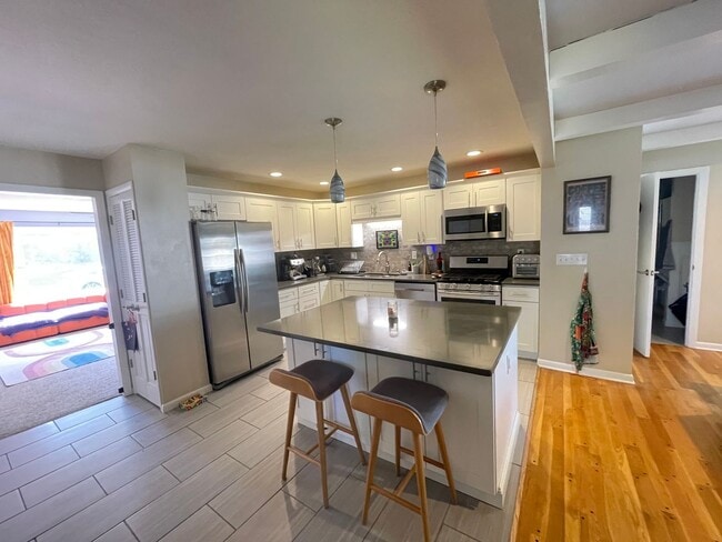 Building Photo - Four Bedroom Single Family Home in West La...