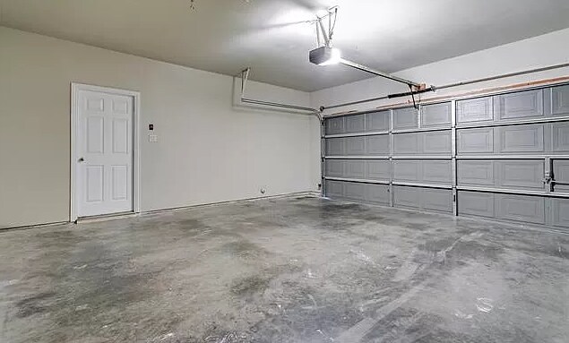 Building Photo - 5640 Hidden Creek Ln