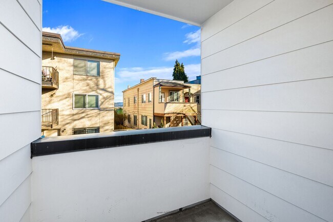 Building Photo - 3 Bedroom Modern Beacon Hill Townhouse - A...