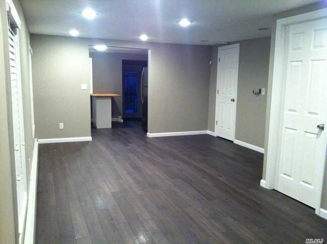 Building Photo - 136 Beach Ave