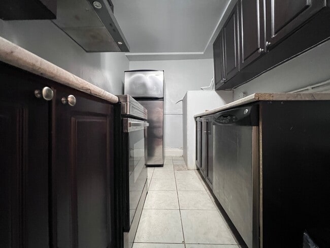 Building Photo - 959 Main St E