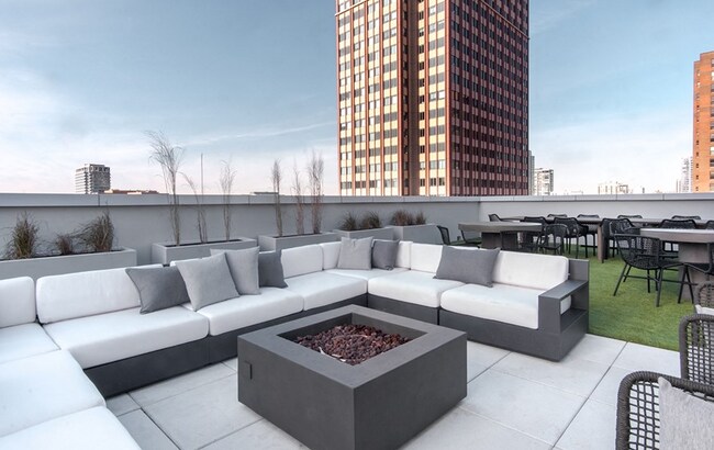 Foto del edificio - 102 W Chicago Ave