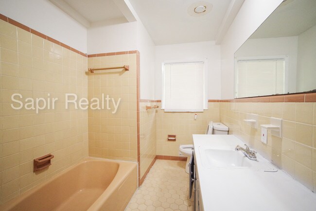 Foto del edificio - 447 Thackeray Pl SW