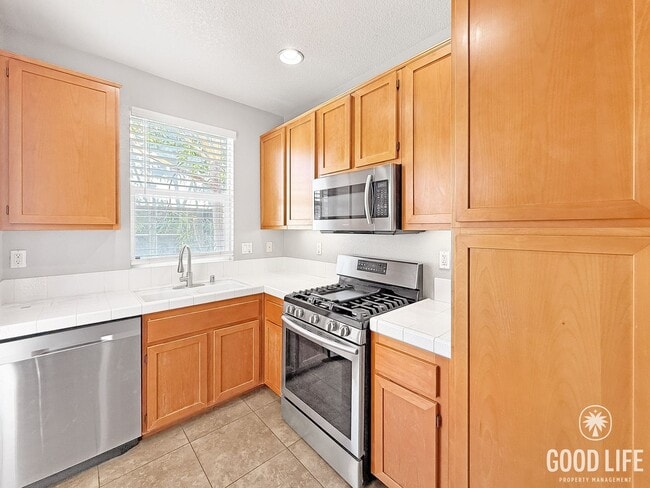 Foto del edificio - Stylish Eastlake Townhome with Pool Access...