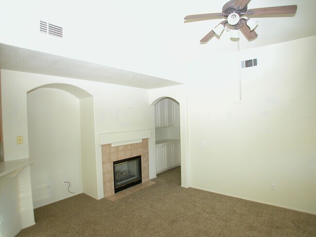 Building Photo - WOW! 2 bedroom, 2 bath Townhome in Capri!