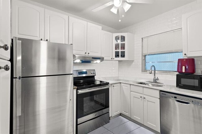 Building Photo - 1400 NE 57th Ct