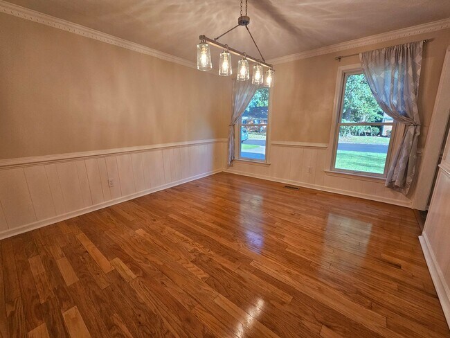 Foto del edificio - Spacious 4-Bed, 2.5-Bath in Hickory School...
