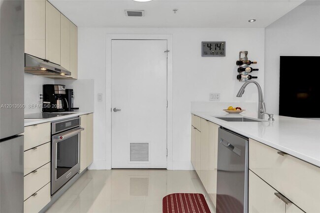 Foto del edificio - 9055 SW 73rd Ct